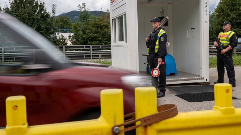 Polizisten kontrollieren am Grenzübergang Kiefersfelden den aus Österreich kommenden Verkehr (10.09.2024) | Bild: picture alliance/dpa|Peter Kneffel Polizisten kontrollieren am Grenzübergang Kiefersfelden den aus Österreich kommenden Verkehr (10.09.2024)