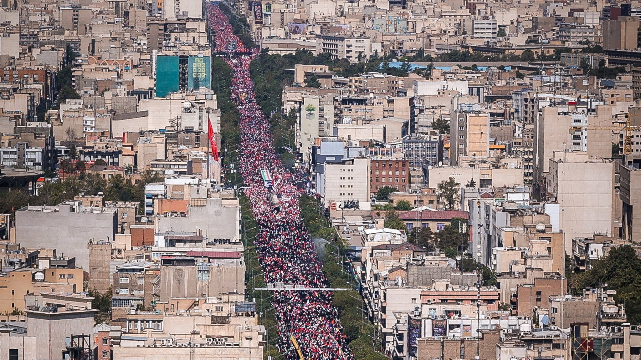 Von der iranischen Regierung verbreitete Luftaufnahme vom Trauerzug | Bild: REUTERS/Office of the Iranian Supreme Leader Von der iranischen Regierung verbreitete Luftaufnahme vom Trauerzug