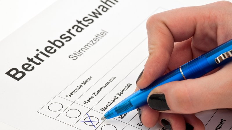 In Betrieben in Bayern können Beschäftigte in nächster Zeit ihre Stimme abgeben: von März bis Mai laufen die Wahlen zum Betriebsrat. | Bild: picture alliance / dpa Themendienst | Andrea Warnecke In Betrieben in Bayern können Beschäftigte in nächster Zeit ihre Stimme abgeben: von März bis Mai laufen die Wahlen zum Betriebsrat.