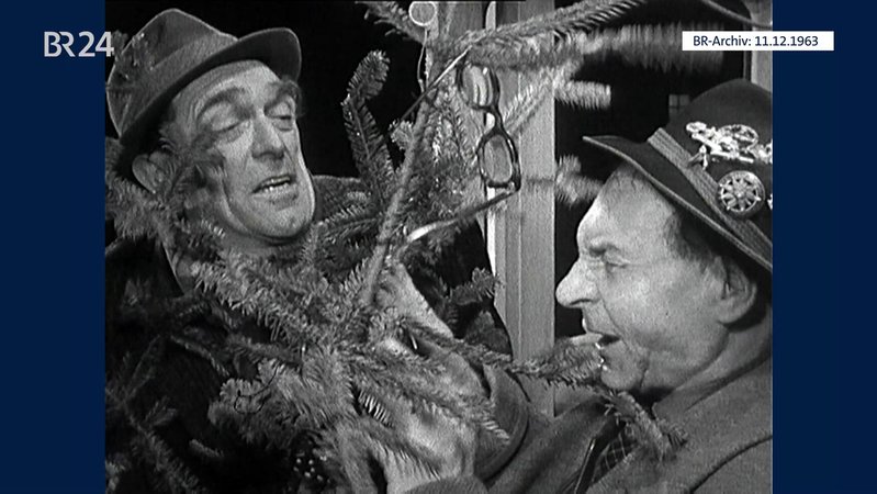 Zwei Männer mit Christbaum in der Trambahn | Bild: BR-Archiv Zwei Männer mit Christbaum in der Trambahn