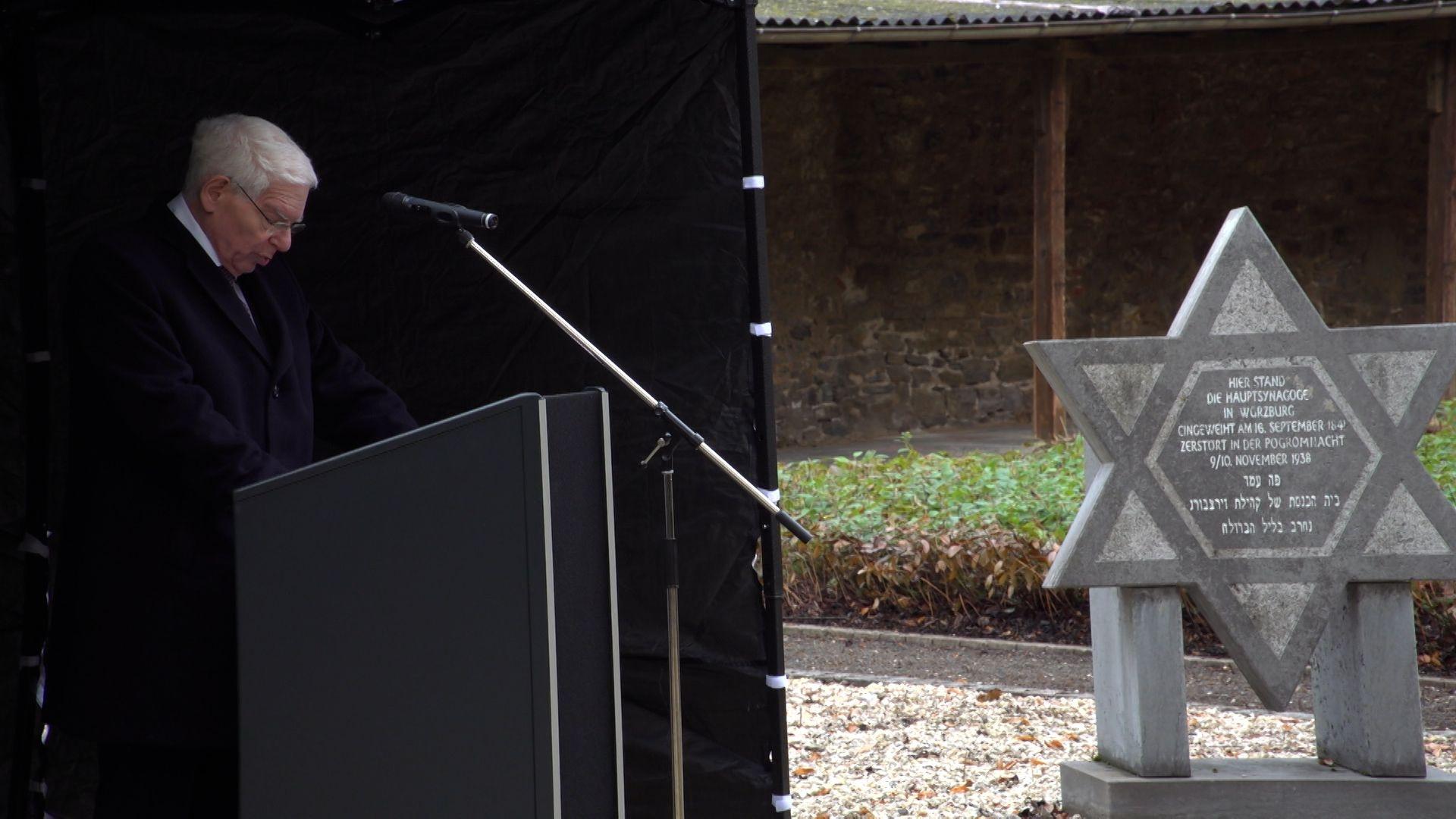 Josef Schuster, Präsident des Zentralrats der Juden in Deutschland, hält eine Rede beim Gedenken an die Reichspogromnacht in Würzburg.