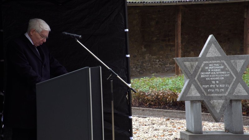 Josef Schuster, Präsident des Zentralrats der Juden in Deutschland, hält eine Rede beim Gedenken an die Reichspogromnacht in Würzburg. | Bild: BR Josef Schuster, Präsident des Zentralrats der Juden in Deutschland, hält eine Rede beim Gedenken an die Reichspogromnacht in Würzburg.