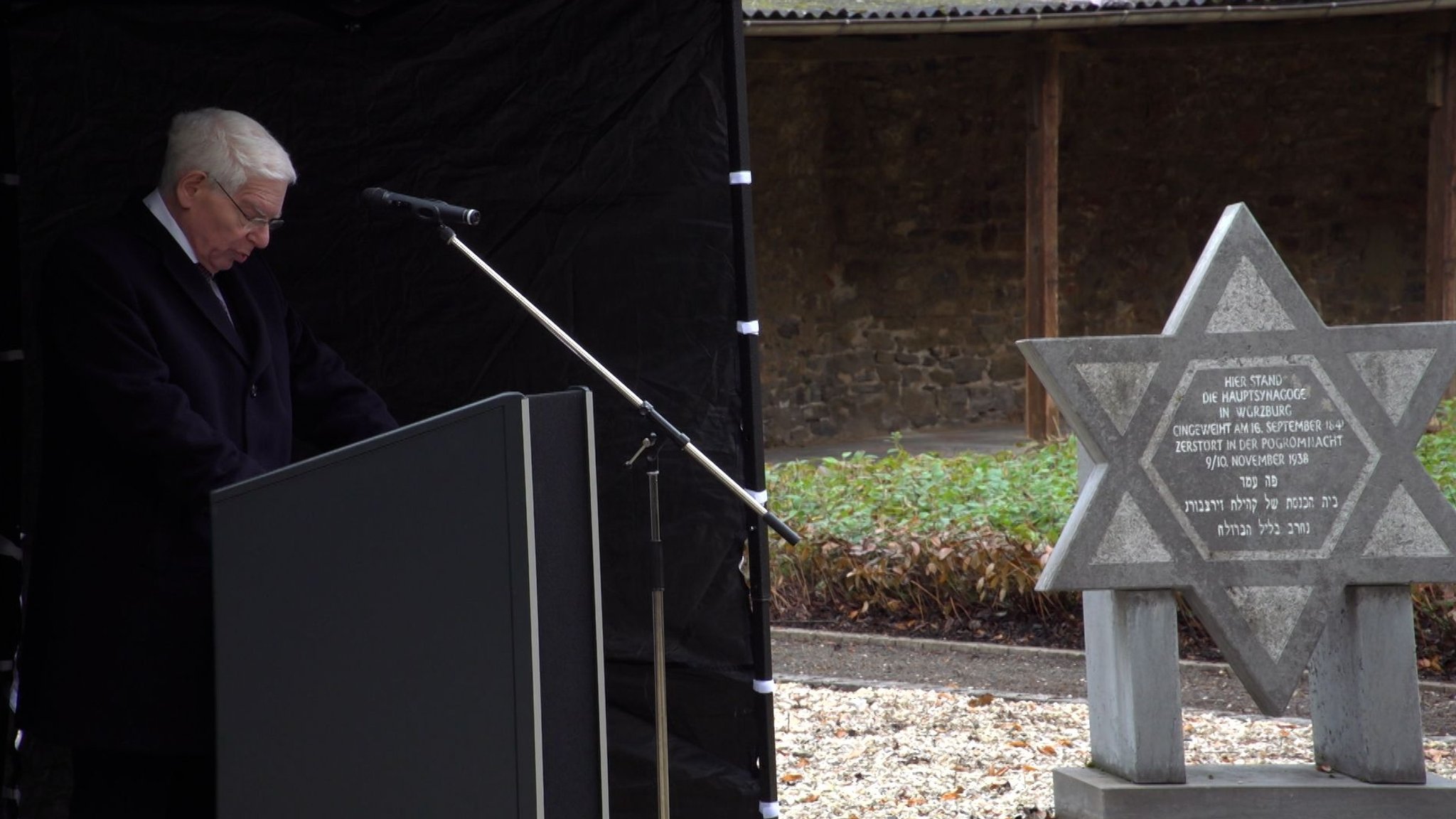 Josef Schuster, Präsident des Zentralrats der Juden in Deutschland, hält eine Rede beim Gedenken an die Reichspogromnacht in Würzburg.