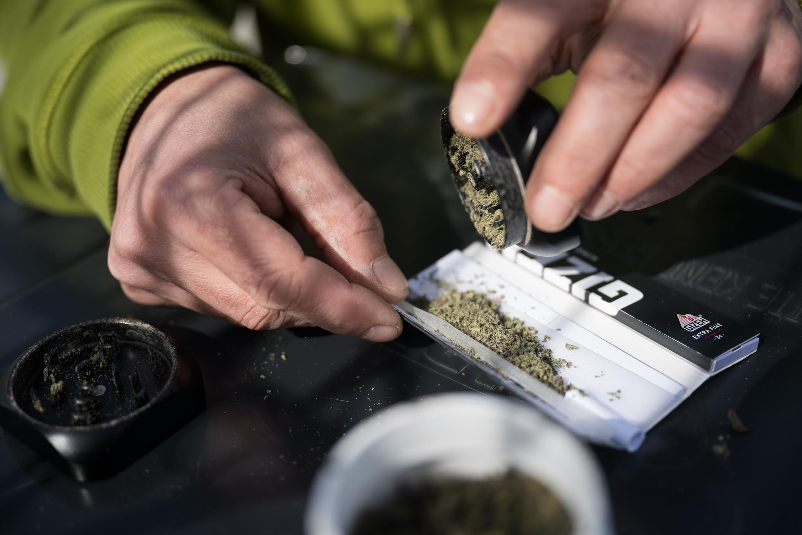 Hände die Cannabis vorbereiten zum rauchen