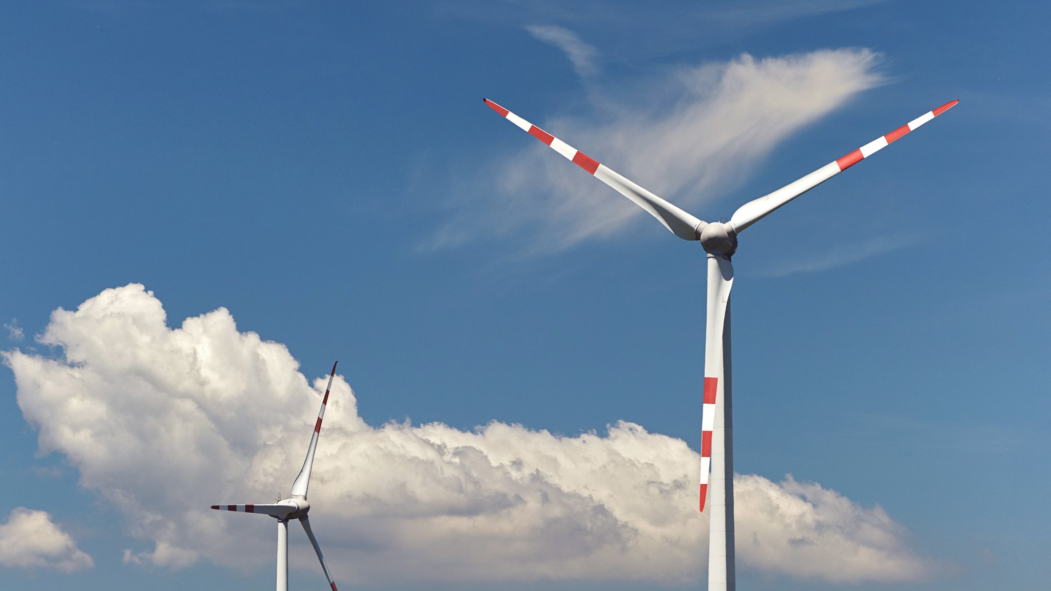 Windräder vor einem wolkigen Himmel (Symbolbild)