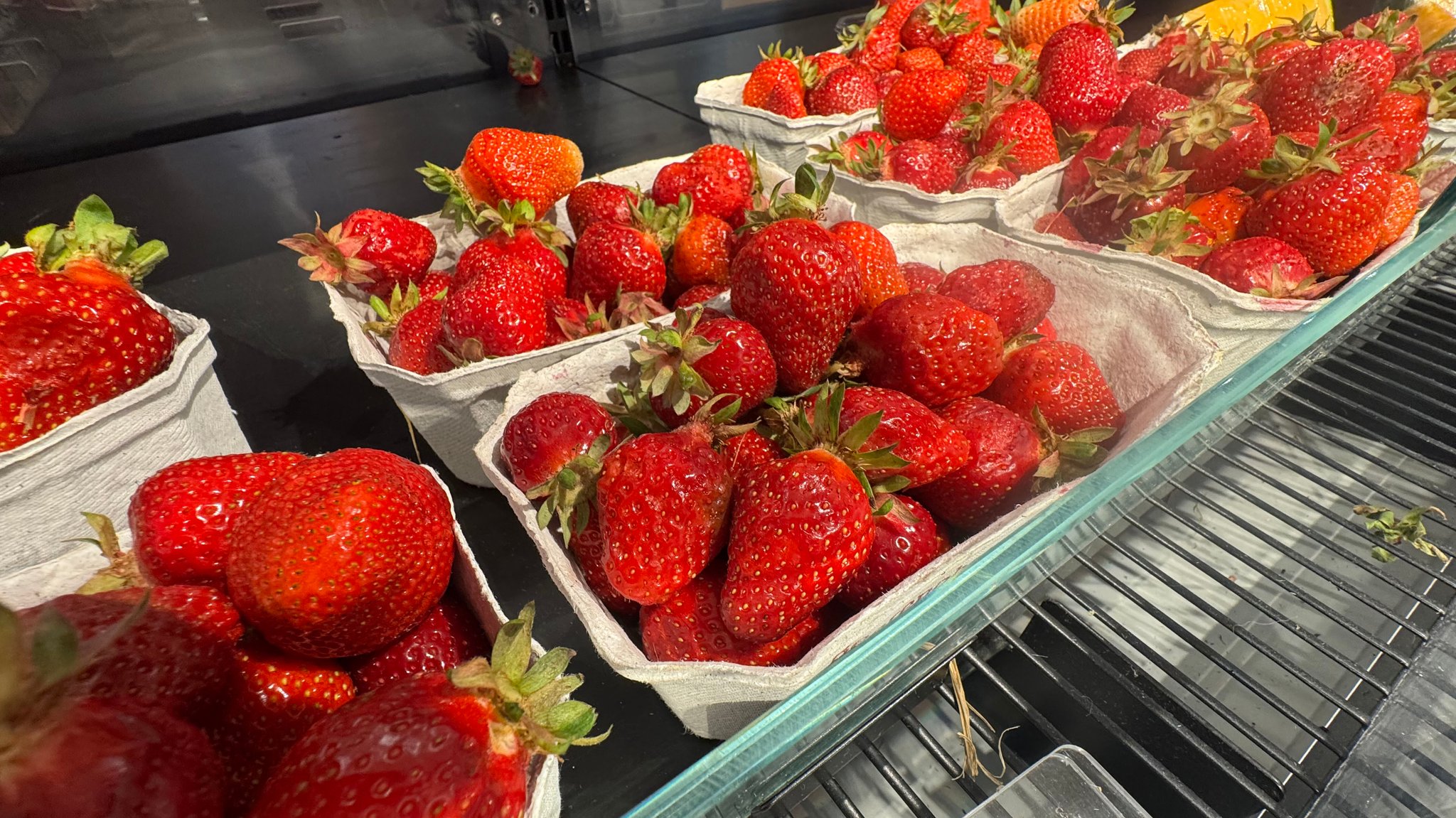 Mehrere Schalen Erdbeeren in einem Supermarkt-Regal | Bild: picture alliance / SvenSimon | Frank Hoermann / SVEN SIMON Mehrere Schalen Erdbeeren in einem Supermarkt-Regal