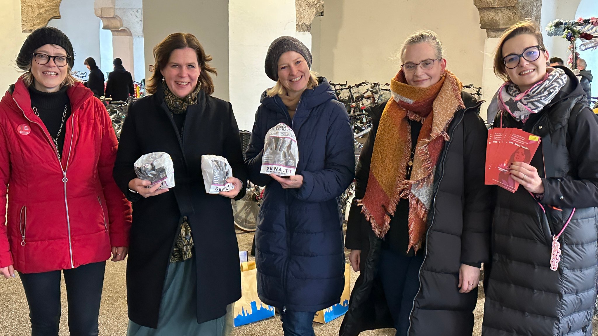 A. Kugge (Verein One Billion Rising), V. Dietl (3. Bürgermeisterin München, J. Schmitt-Thiel (SPD-Stadträtin), R. Stangl, P. Bahl-Christ (Verein)