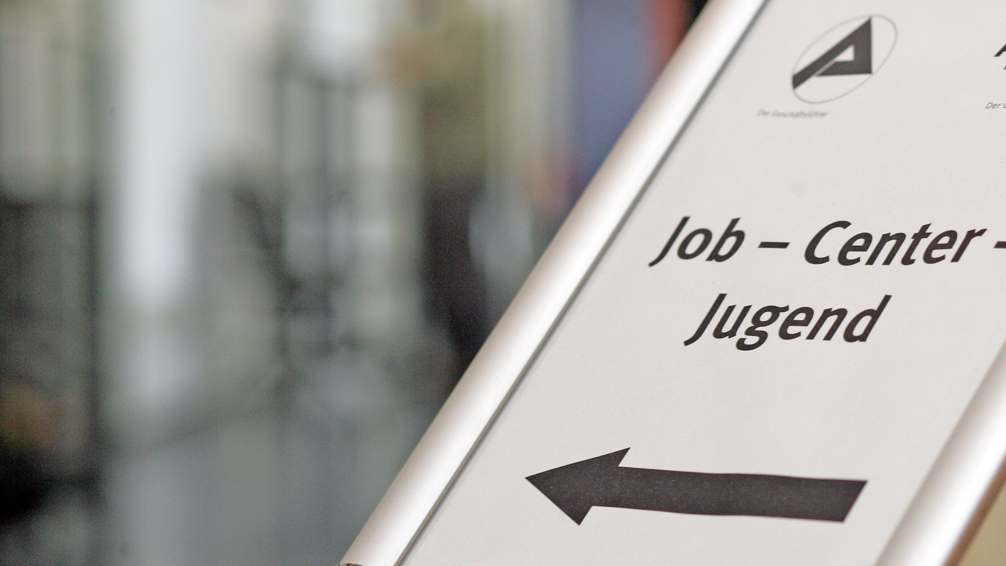 Symbolbild: Ein  Schild weist den Weg zum "Job-Center-Jugend" der Agentur für Arbeit.