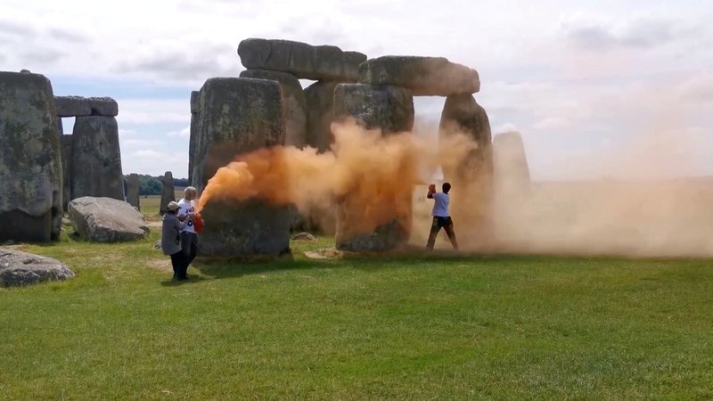 Umweltaktivisten sprayen Farbe auf Stonehenge | Bild: Just Stop Oil/via REUTERS Umweltaktivisten sprayen Farbe auf Stonehenge