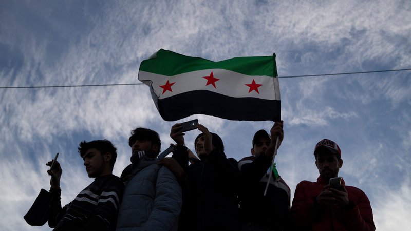 12.12.2024, Syrien, Damaskus: Syrer versammeln sich Tage nach dem Sturz der Regierung von Bashar Assad auf dem Umayyad-Platz. | Bild: dpa-Bildfunk/Leo Correa 12.12.2024, Syrien, Damaskus: Syrer versammeln sich Tage nach dem Sturz der Regierung von Bashar Assad auf dem Umayyad-Platz.