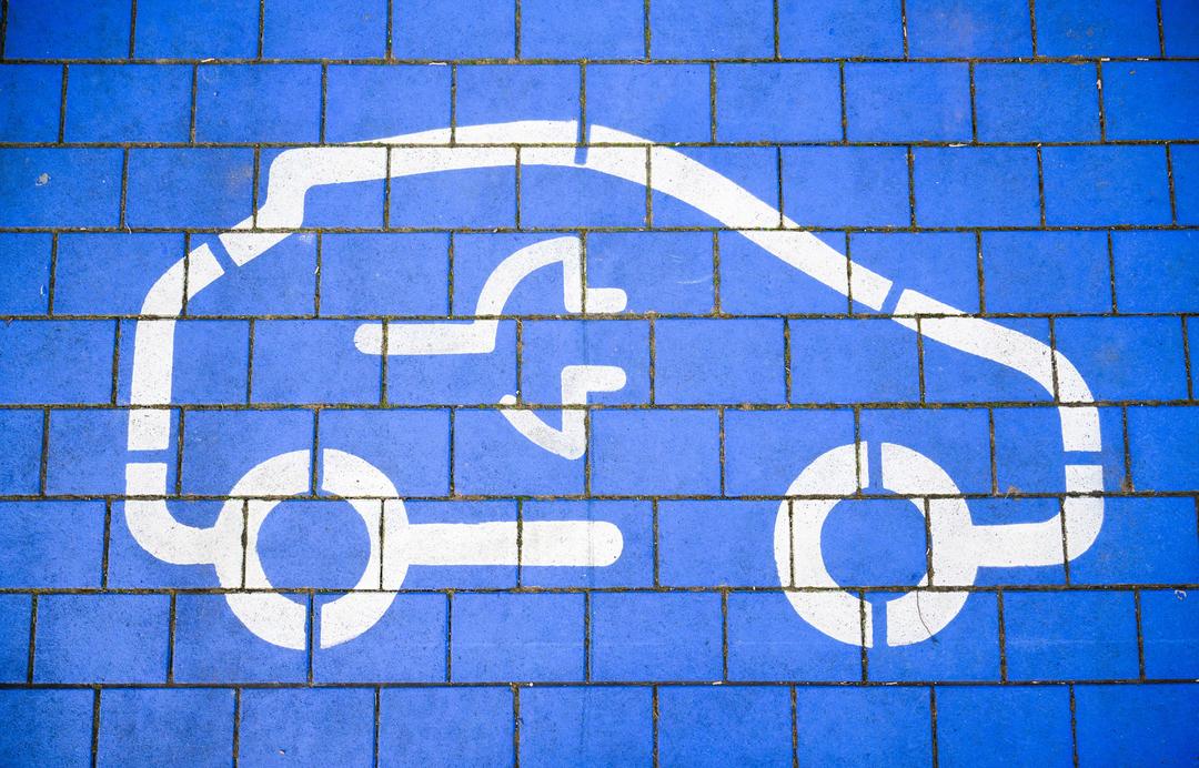 Ein Symbol markiert Ladeplätze an Schnellladesäulen für Elektroautos