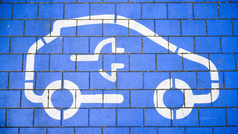 Ein Symbol markiert Ladeplätze an Schnellladesäulen für Elektroautos