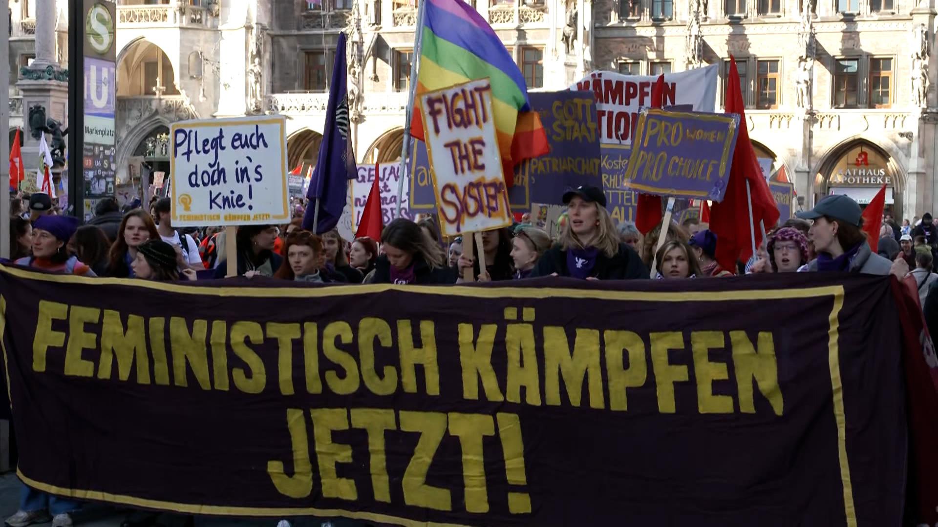 Rund 7.000 Menschen sind in München zum Weltfrauentag auf die Straße gegangen. 