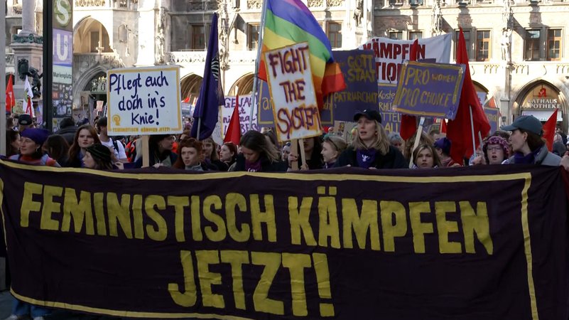 Rund 7.000 Menschen sind in München zum Weltfrauentag auf die Straße gegangen. | Bild: BR 2025 Rund 7.000 Menschen sind in München zum Weltfrauentag auf die Straße gegangen.