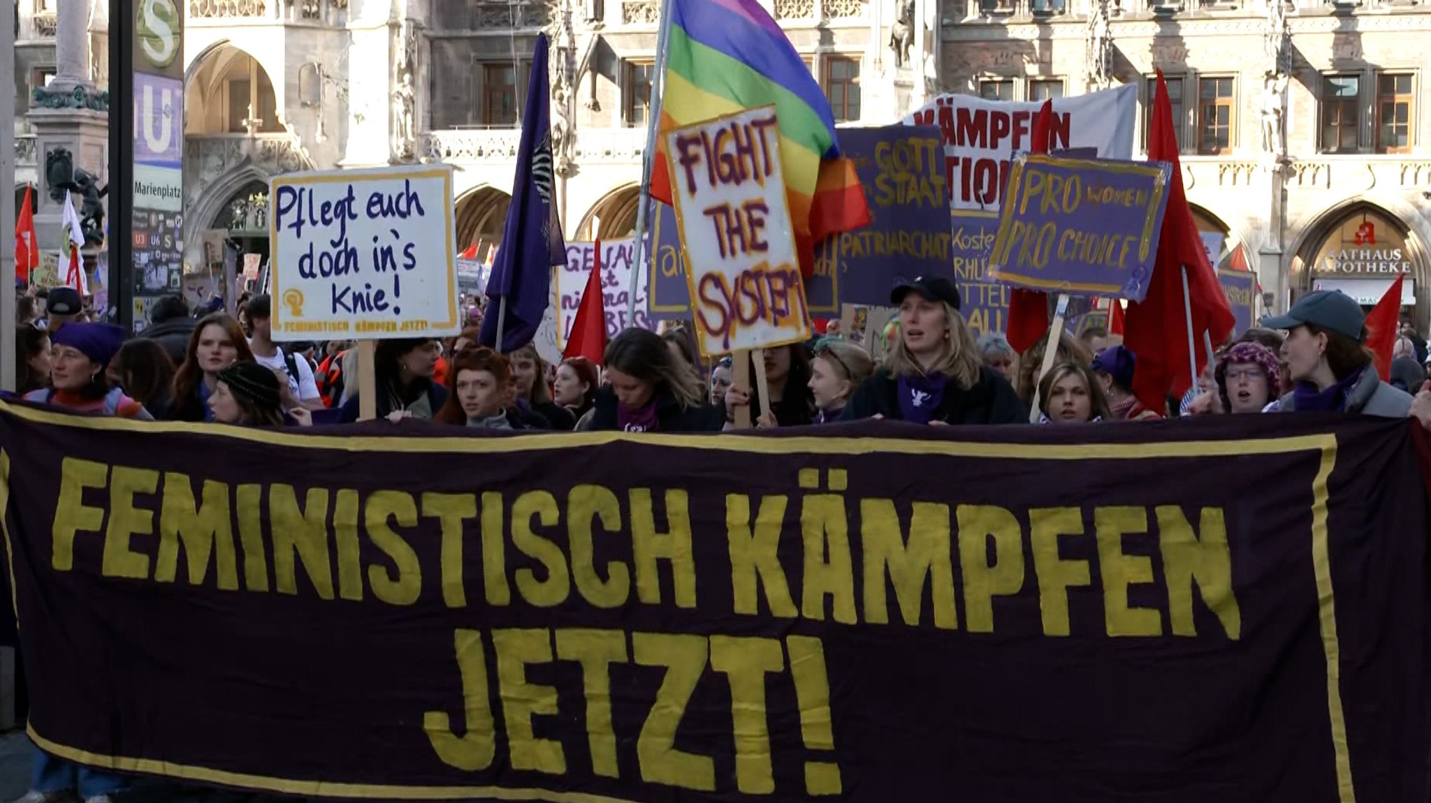 Rund 7.000 Menschen sind in München zum Weltfrauentag auf die Straße gegangen. 