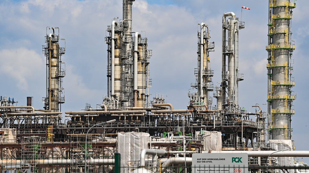 In der Erdölraffinerie PCK in Schwedt kommt Rohöl aus Russland über die Pipeline "Freundschaft" an.
