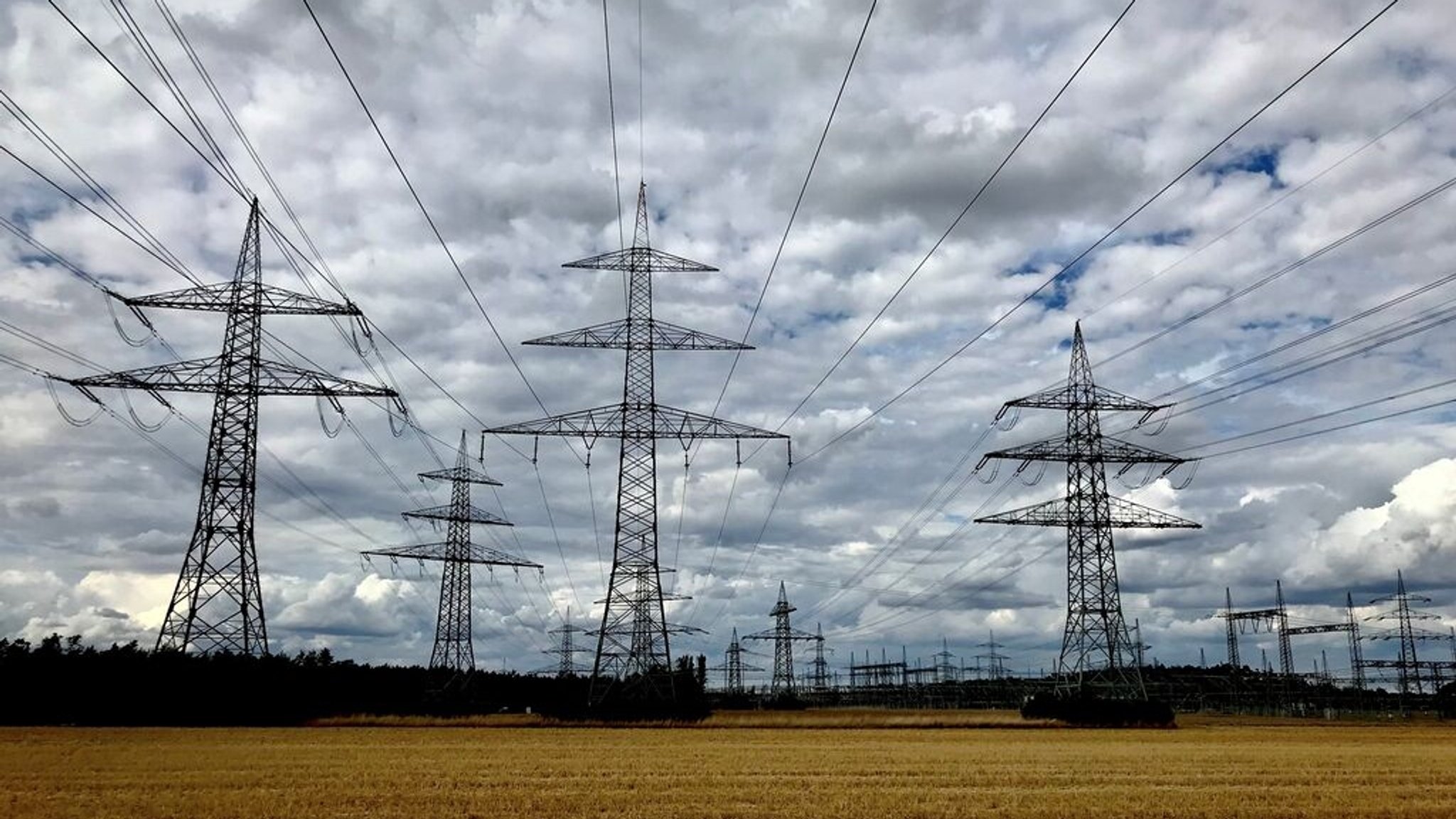 02.08.2022, Raitersaich – Juraleitung. Deutschland muss aufgrund des Ukraine-Krieges seine Energieversorgung überdenken. Das zeigt sich auch bei den Plänen zur Erneuerung der Juraleitung durch Franken. Waren die Proteste anfangs groß, ergibt sich inzwischen ein anderes Stimmungsbild.