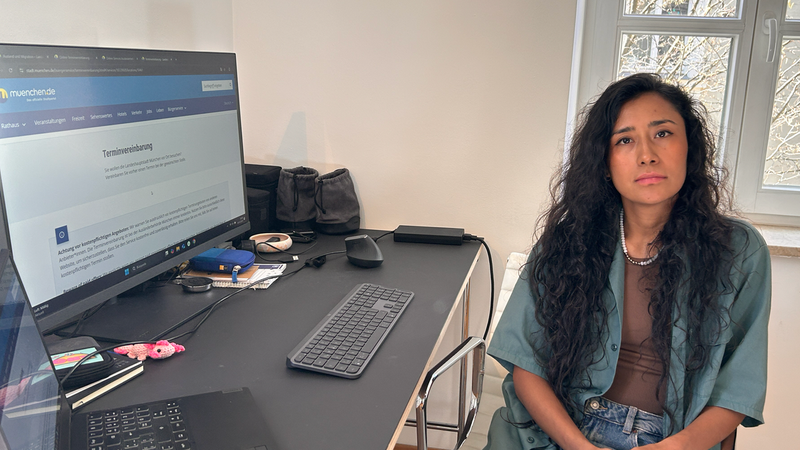 Eine junge Frau sitzt an ihrem Schreibtisch. Auf dem Computerbildschirm ist die Webseite des KVR München zu sehen. | Bild: BR / Meike Föckersperger Eine junge Frau sitzt an ihrem Schreibtisch. Auf dem Computerbildschirm ist die Webseite des KVR München zu sehen.