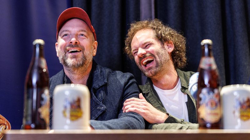 Der eine kommt, der andere geht: Zinner und Schafroth bei der Pressekonferenz. | Bild: dpa-Bildfunk/Matthias Balk Der eine kommt, der andere geht: Zinner und Schafroth bei der Pressekonferenz.