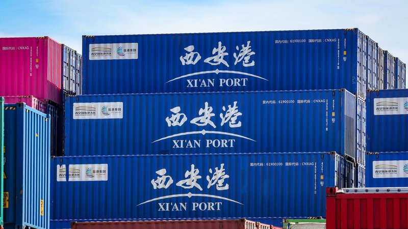 Symbolbild: Container aus China im Duisburger Hafen | Bild: picture alliance / Rupert Oberhäuser Symbolbild: Container aus China im Duisburger Hafen