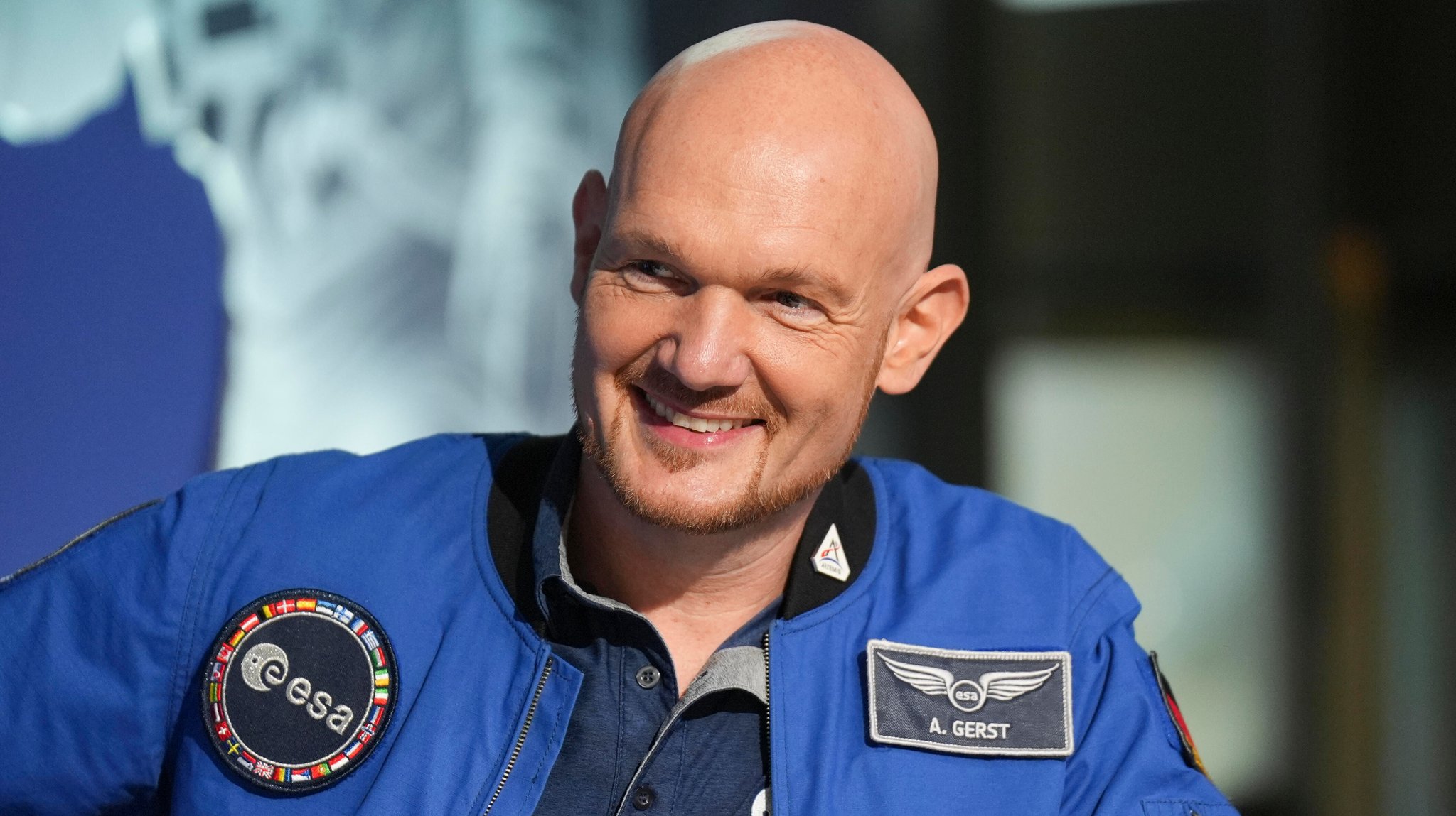 ESA-Astronaut Alexander Gerst in ESA-Uniform lächelt in die Kamera. | Bild: picture alliance / Flashpic | Jens Krick ESA-Astronaut Alexander Gerst in ESA-Uniform lächelt in die Kamera.