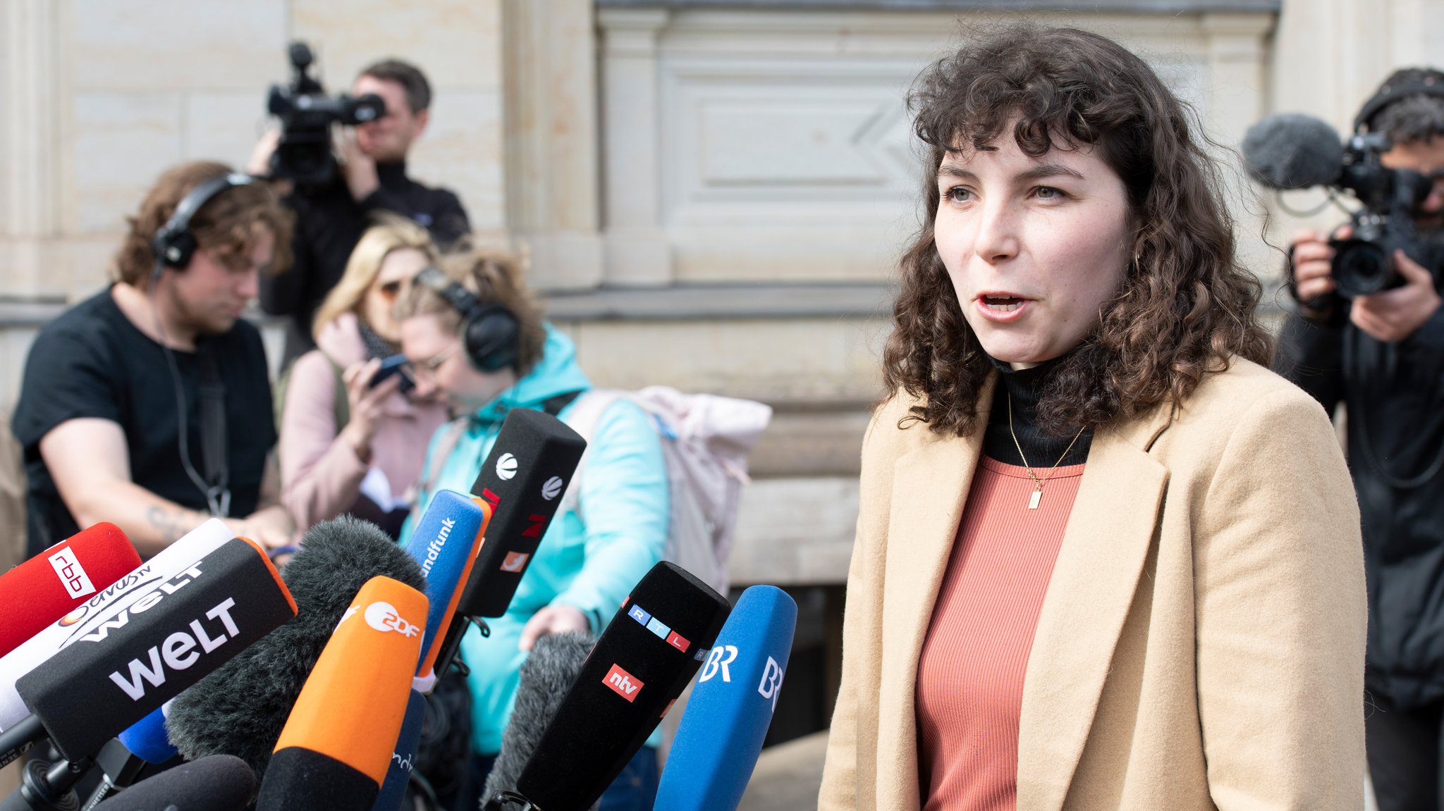 Lea Bonasera von der Umweltschutz-Gruppe Letzte Generation äußert sich nach einem Gespräch mit Bundesverkehrsminister Volker Wissing (FDP) in dessen Ministerium gegenüber Journalisten. 