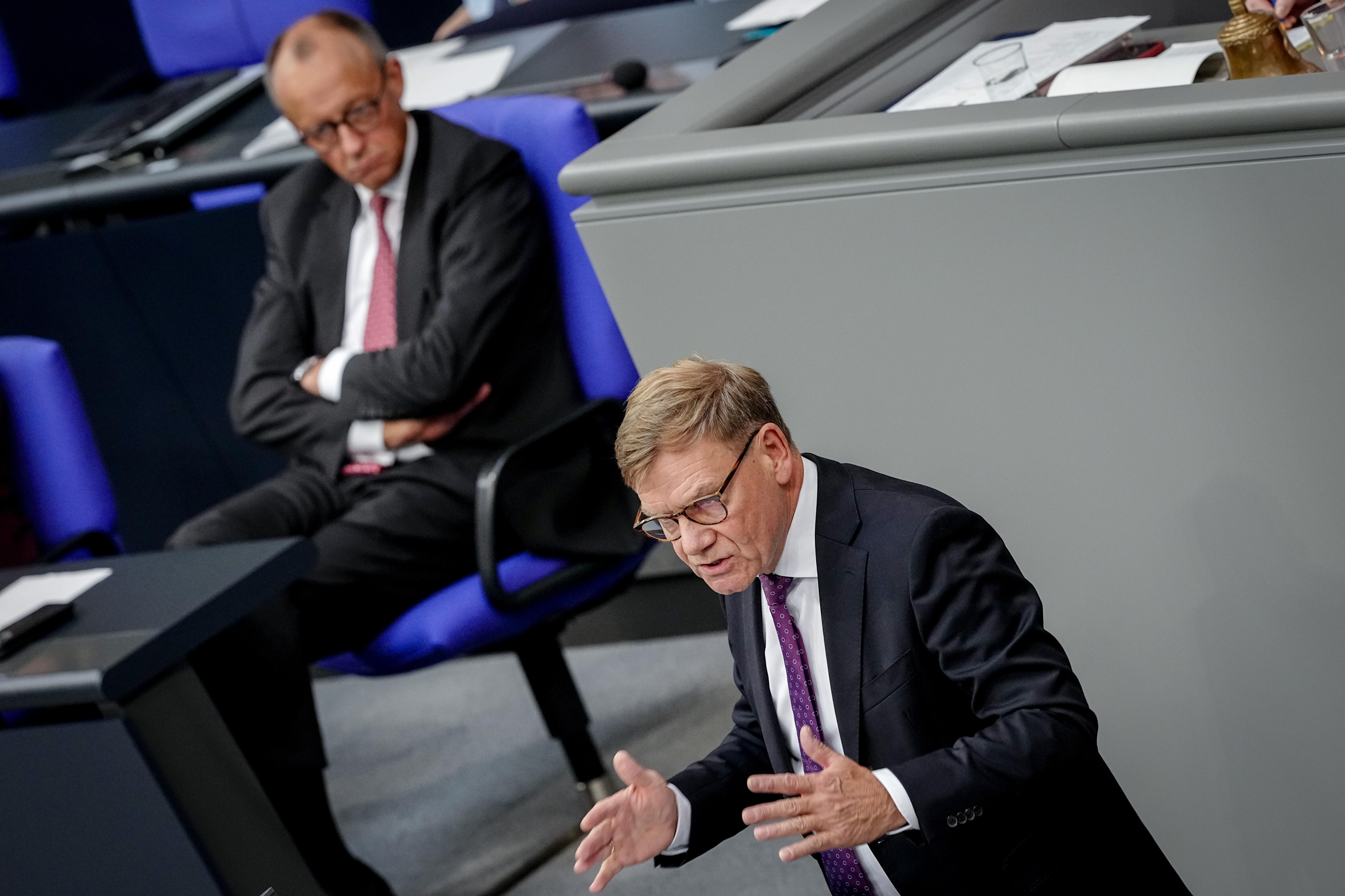 (Archiv): Außenminister Wadephul hält eine Rede eine im Bundestag. Im Hintergrund sitzt Kanzler Merz.