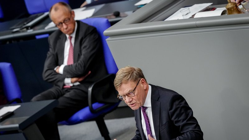 (Archiv): Außenminister Wadephul hält eine Rede eine im Bundestag. Im Hintergrund sitzt Kanzler Merz. | Bild: pa/dpa/Kay Nietfeld (Archiv): Außenminister Wadephul hält eine Rede eine im Bundestag. Im Hintergrund sitzt Kanzler Merz.