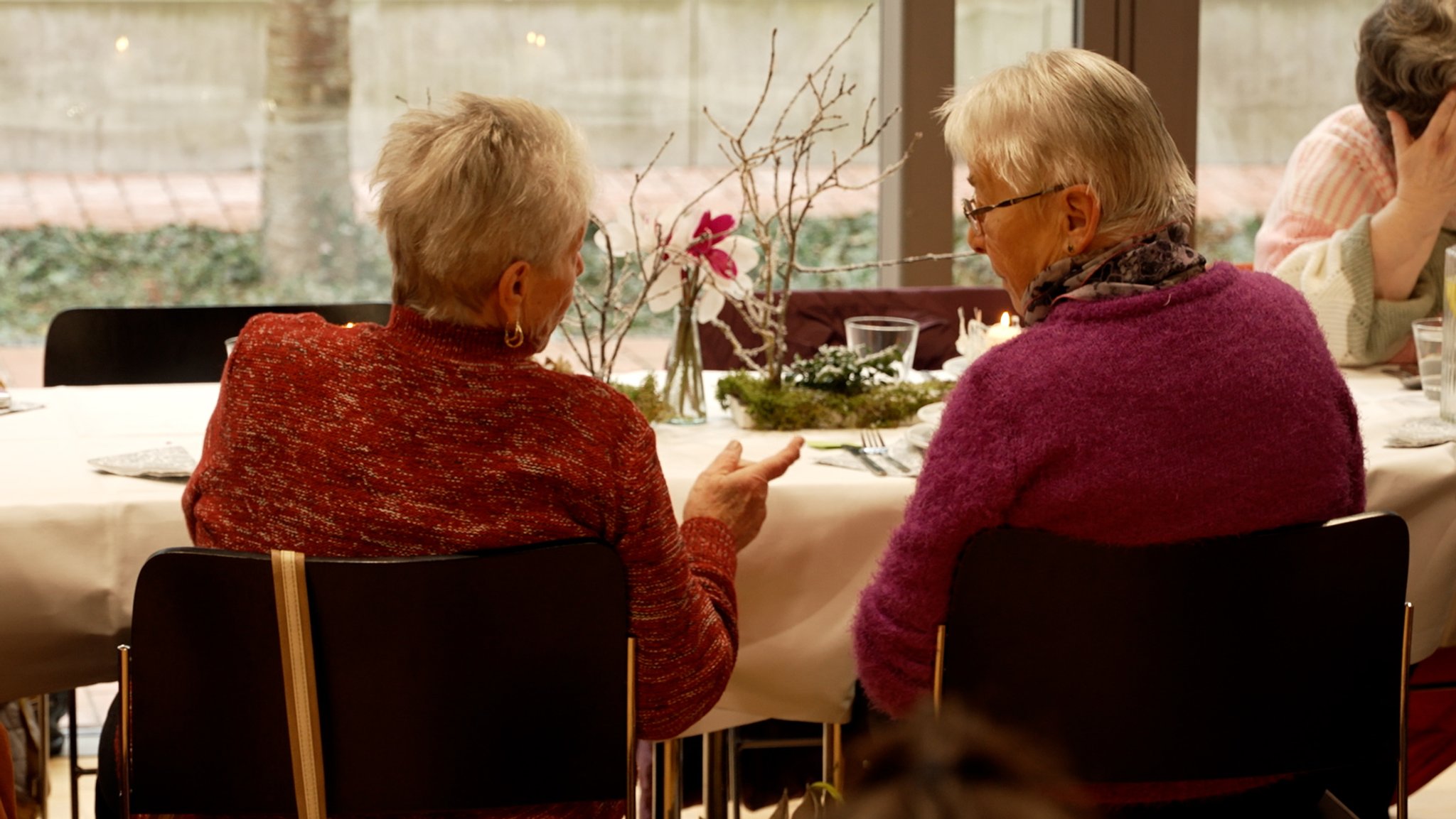 Zwei Frauen warten auf ihr Essen beim "Ma(h)l mitanand". Ein Mal im Monat gibt es im Evangelischen Gemeindezentrum Passau ein Dreigängemenü für drei Euro. Jeder kann das Angebot annehmen.