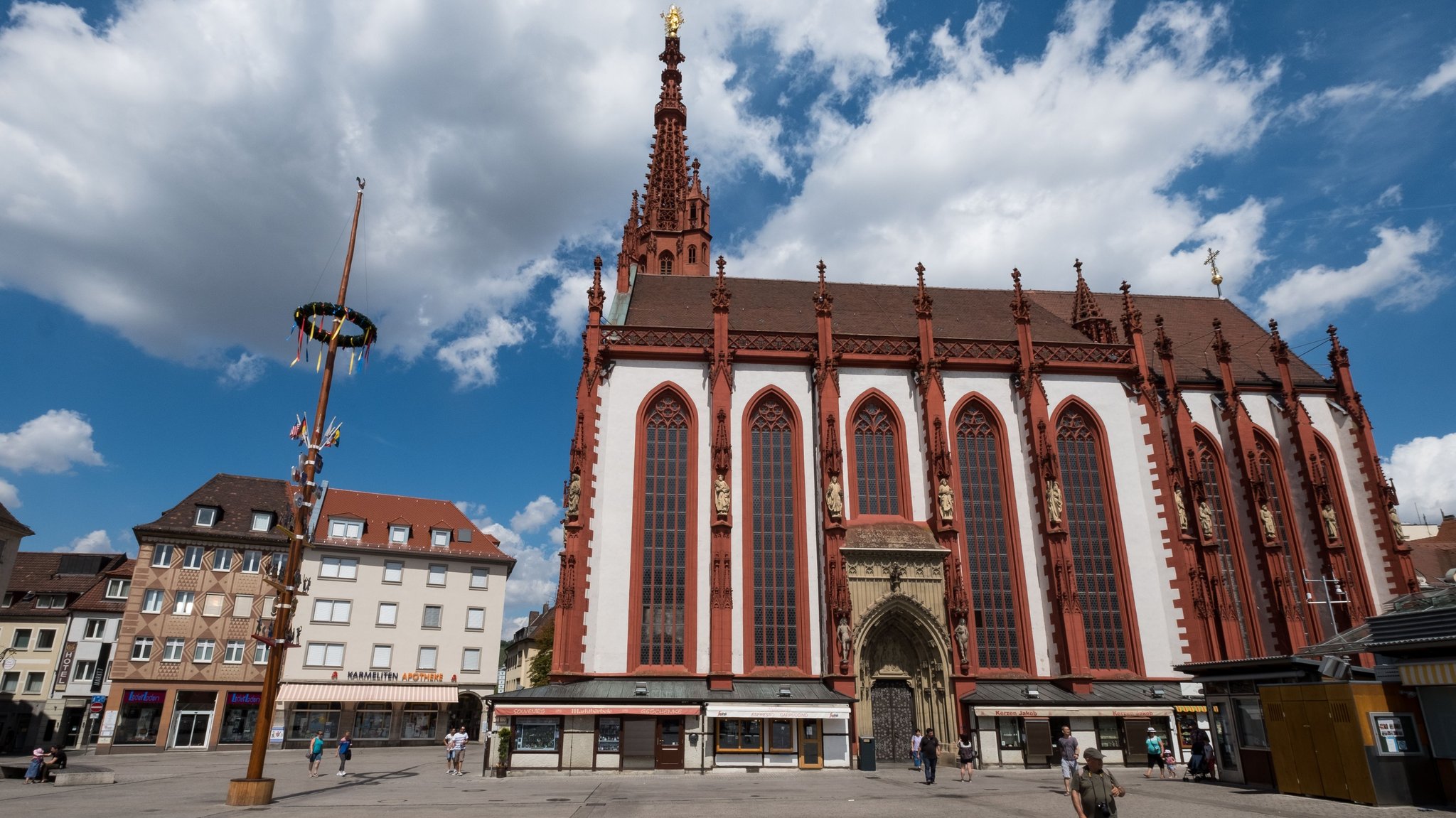 Die Marienkapelle und der Maibaum von Würzburg vom Marktplatz aus gesehen. | Bild: BR/Sylvia Bentele Die Marienkapelle und der Maibaum von Würzburg vom Marktplatz aus gesehen.