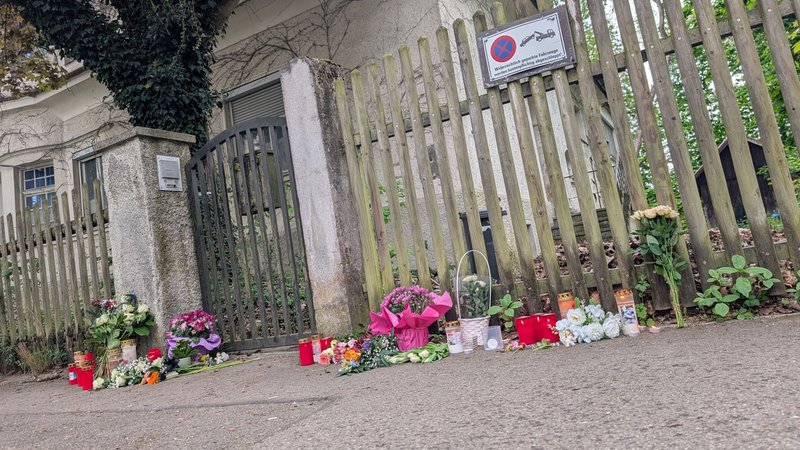 Vor dem unbewohnten Haus in der Nähe des Memminger Bahnhofs, in dem der 14-Jährige tot aufgefunden wurde, haben Menschen Blumen niedergelegt. | Bild: BR / Florian Regensburger Vor dem unbewohnten Haus in der Nähe des Memminger Bahnhofs, in dem der 14-Jährige tot aufgefunden wurde, haben Menschen Blumen niedergelegt.