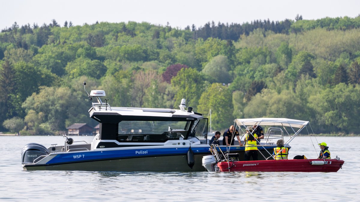 Polizeiboot und eine kleines Boot, das mit einem Sonargerät ausgestattet ist, auf dem Ammersee