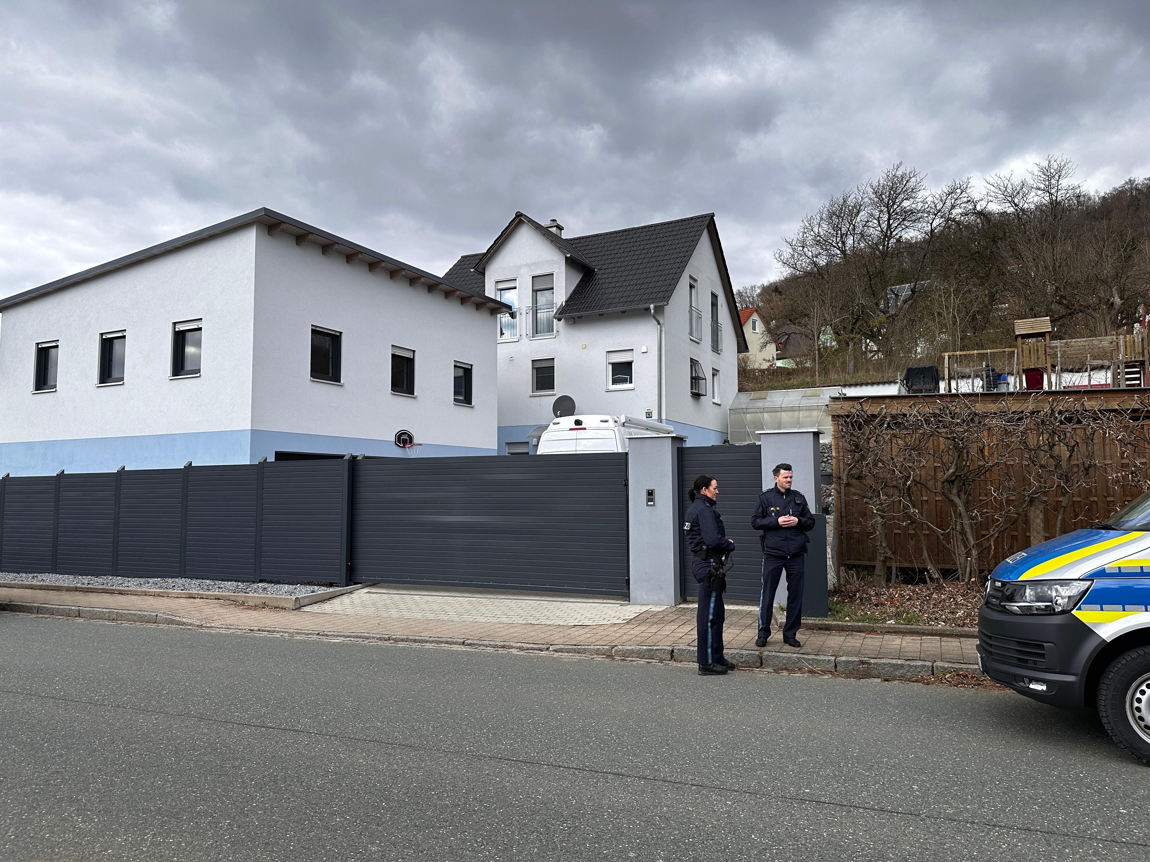 Die Polizei hat in einem Haus im Pommelsbrunner Ortsteil Hohenstadt drei Leichen gefunden.