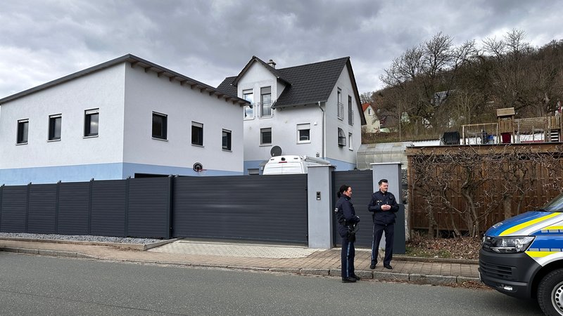 Die Polizei hat in einem Haus im Pommelsbrunner Ortsteil Hohenstadt drei Leichen gefunden. | Bild: BR/Henry Lai Die Polizei hat in einem Haus im Pommelsbrunner Ortsteil Hohenstadt drei Leichen gefunden.