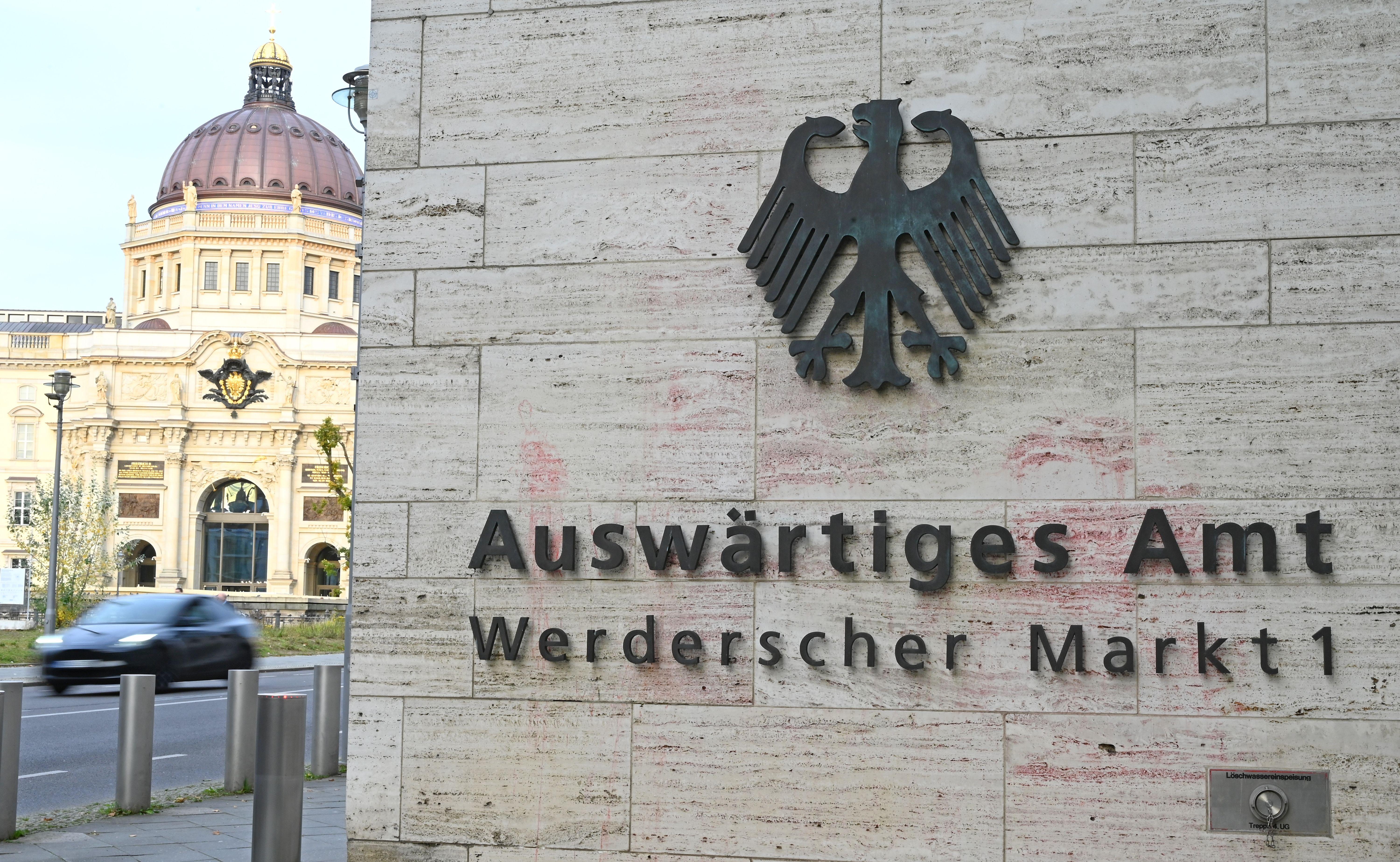 Ein Schriftzug und der Bundesadler am Auswärtigen Amt in Berlin