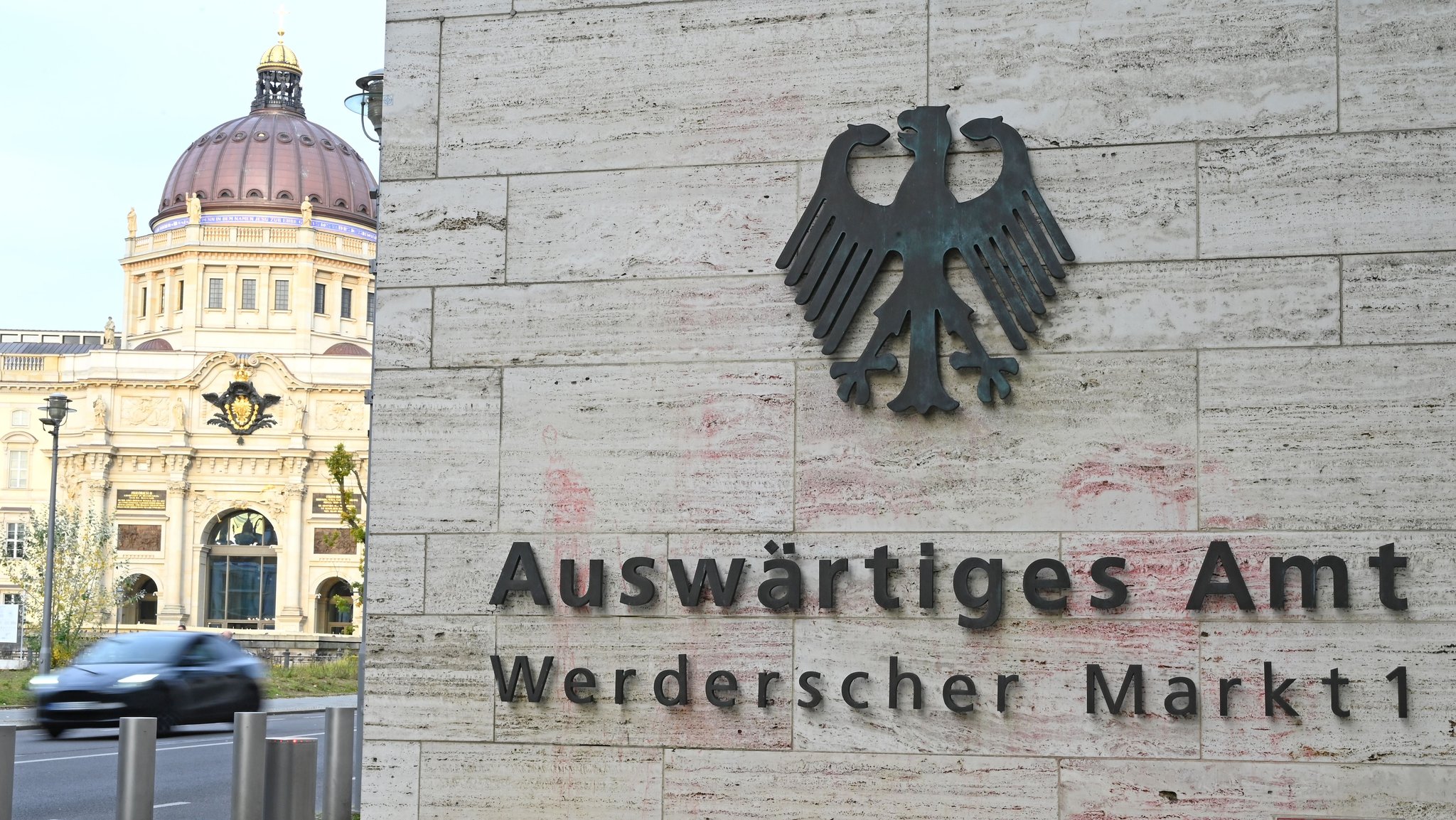 Ein Schriftzug und der Bundesadler am Auswärtigen Amt in Berlin