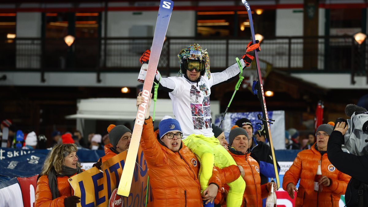 Skirennläufer Roland Leitinger feiert auf den Schulter zweier Freunde sein letztes Weltcup-Rennen