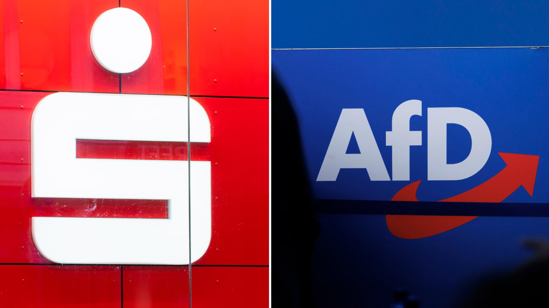 Logo der Sparkasse in einem Schaufenster; Logo der AfD auf einem Monitor