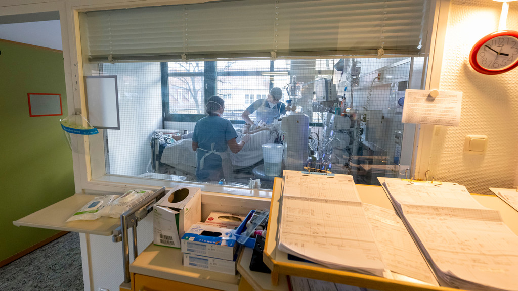 22.12.21: Krankenpfleger der München Klinik kümmern sich auf der Intensivstation um einen Corona-Patienten.