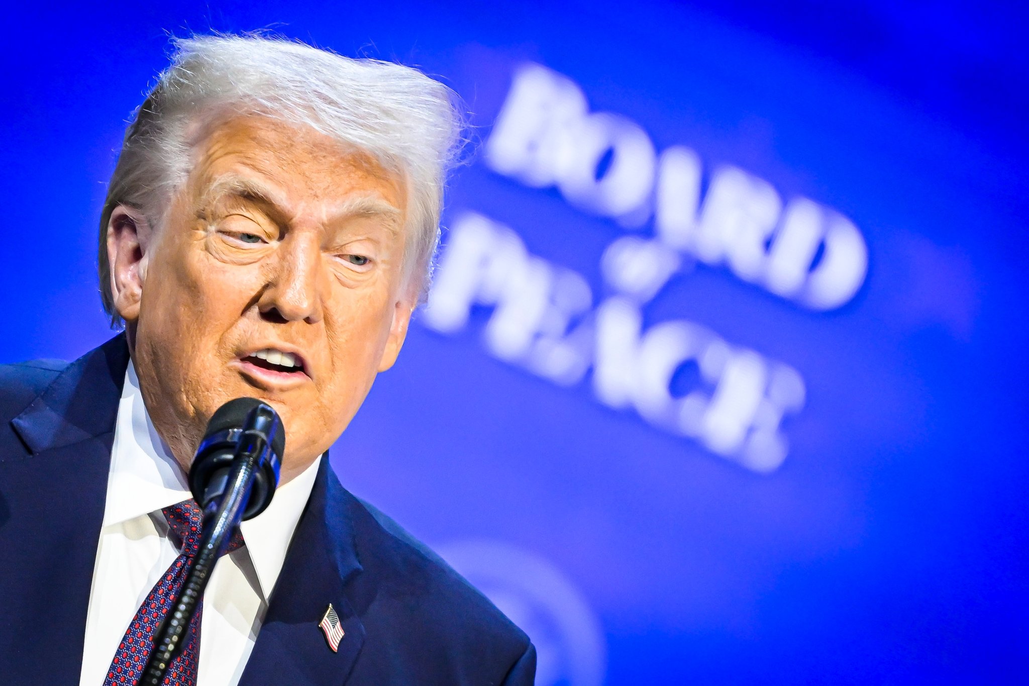 US-Präsident Donald Trump gründet seinen sogenannten "Friedensrat" in Davos | Bild: picture alliance / KEYSTONE / GIAN EHRENZELLER US-Präsident Donald Trump gründet seinen sogenannten "Friedensrat" in Davos