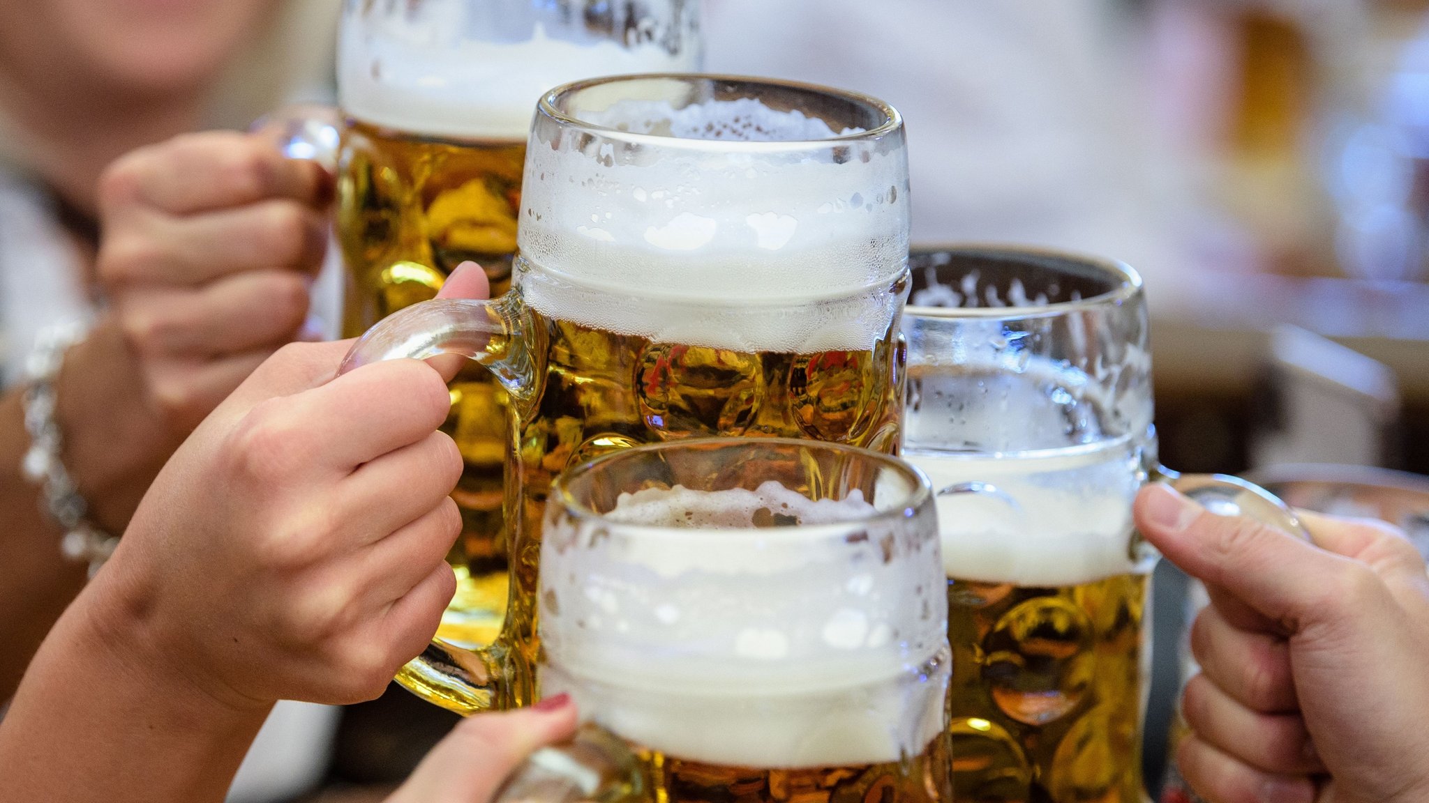 Besucher stoßen auf dem Münchner Oktoberfest mit Bier an. (Archivbild)