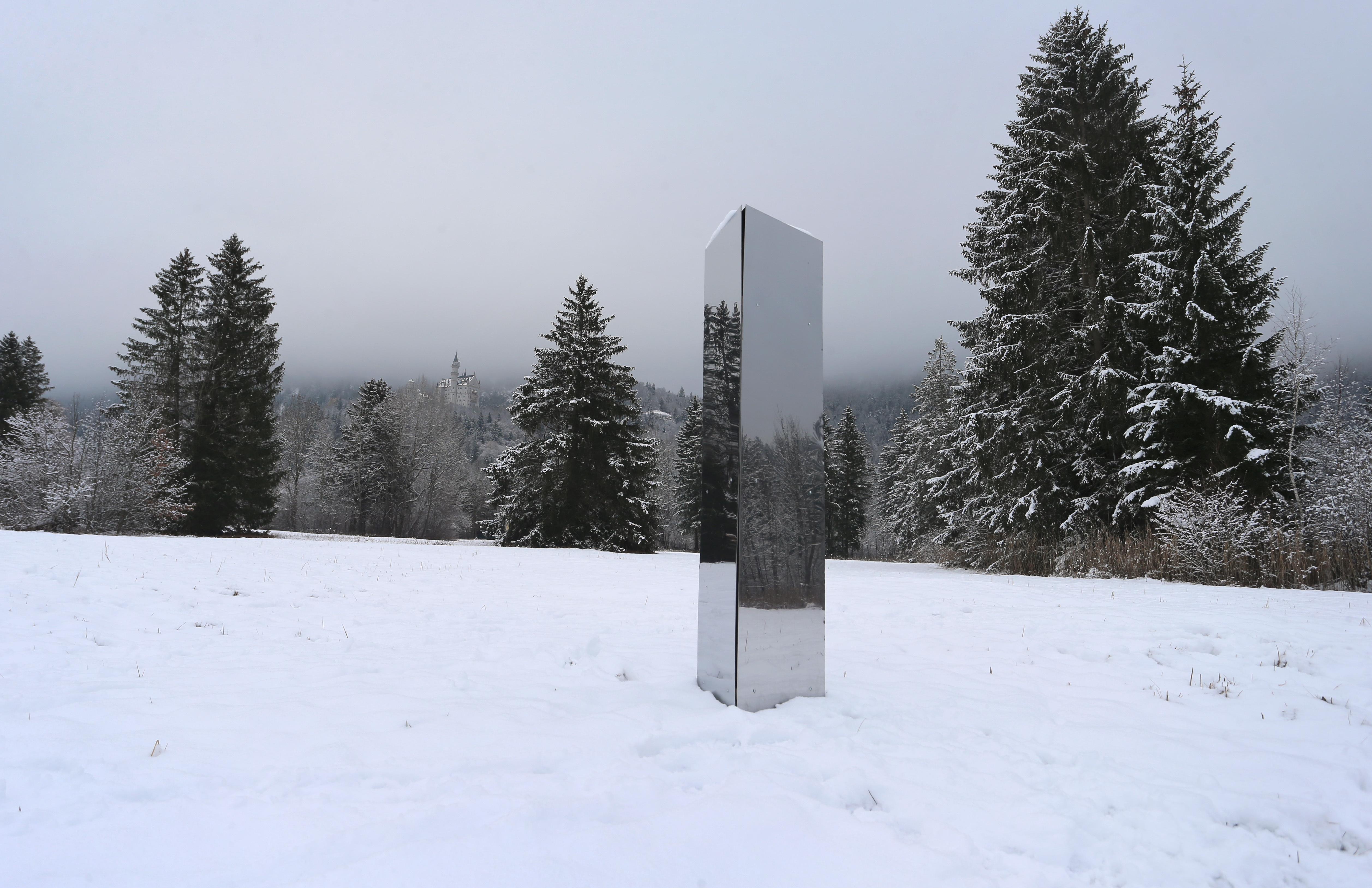 Monolith im Allgäu: Rätsel um Metall-Stele bei Schwangau ...