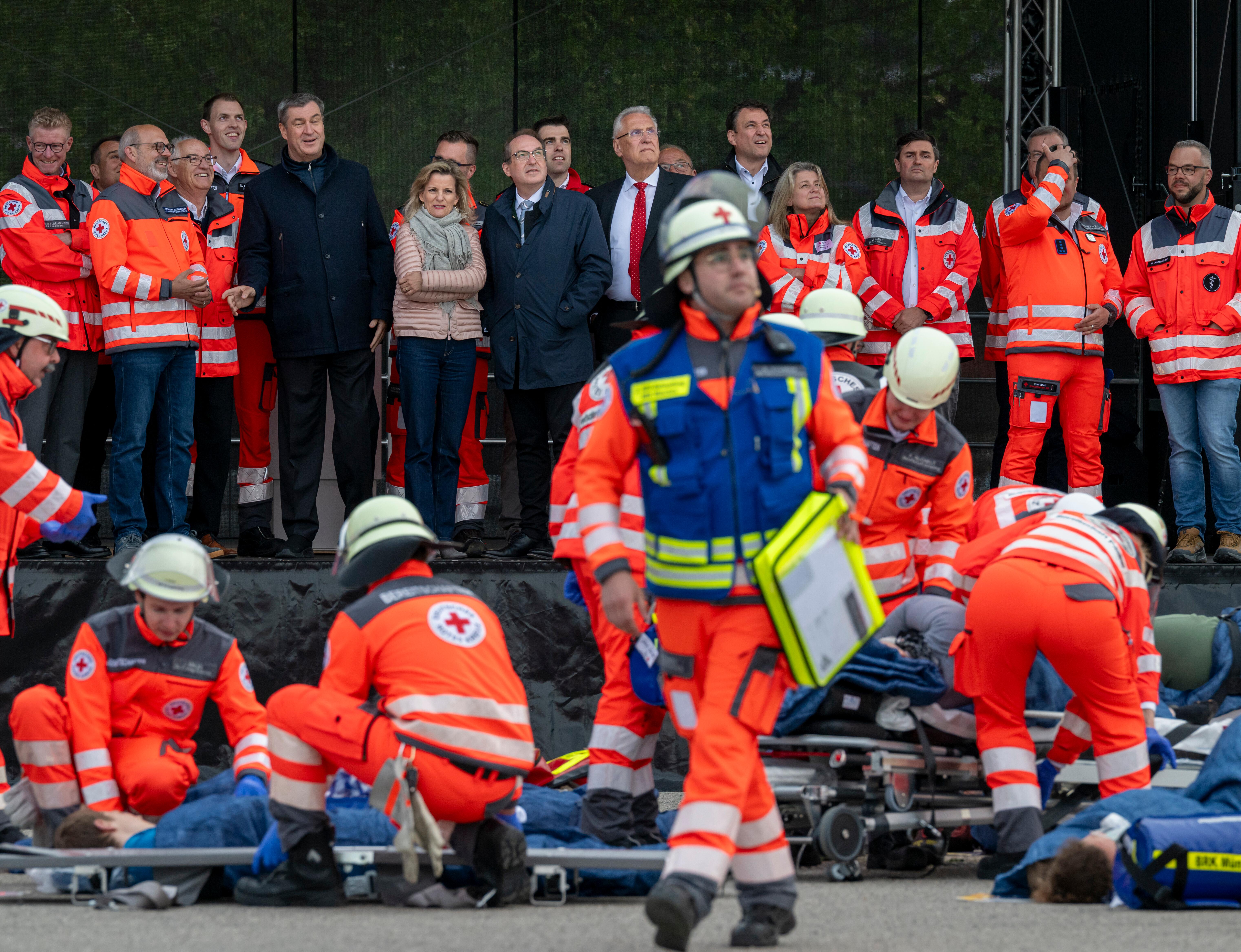 Ministerpräsident Söder und Bundesinnenminister Dobrindt bei einer Übung des BRK. Der Einsatz stellt einen Massenanfall von Verletzten nach.