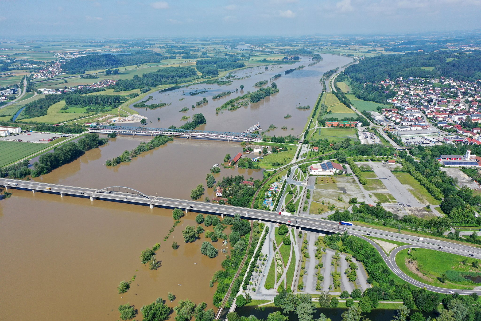 05.06.2024: Luftaufnahmen Stadtgebiet Deggendorf und Umgebung.
| Bild: picture alliance / Jens Niering 05.06.2024: Luftaufnahmen Stadtgebiet Deggendorf und Umgebung.