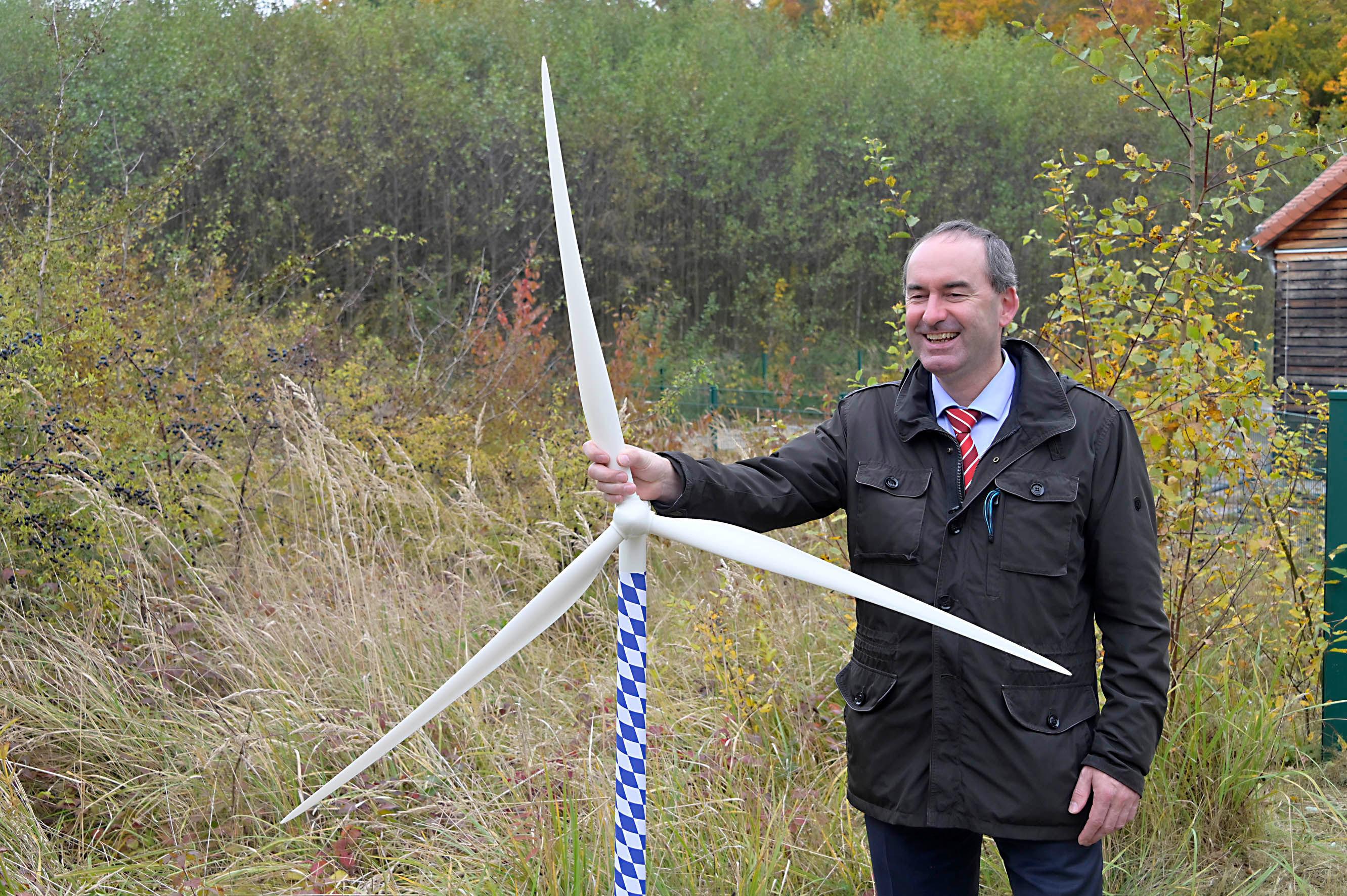 Aiwanger und Modell-Windrad