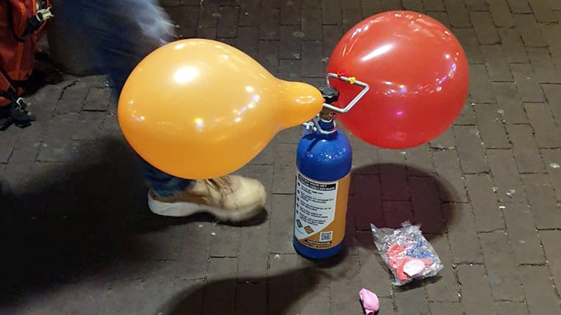 Lachgas wird als Partydroge beliebter - hier aus der Gasflasche in Luftballons gefüllt. | Bild: dpa-Bildfunk/Annette Birschel Lachgas wird als Partydroge beliebter - hier aus der Gasflasche in Luftballons gefüllt.