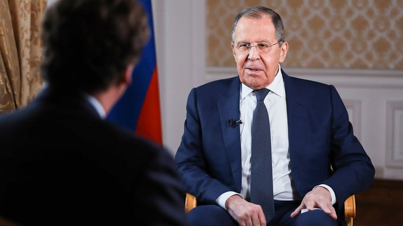 Der Politiker sitzt dem Interviewer gegenüber | Bild: Russisches Außenministerium/Picture Alliance Der Politiker sitzt dem Interviewer gegenüber