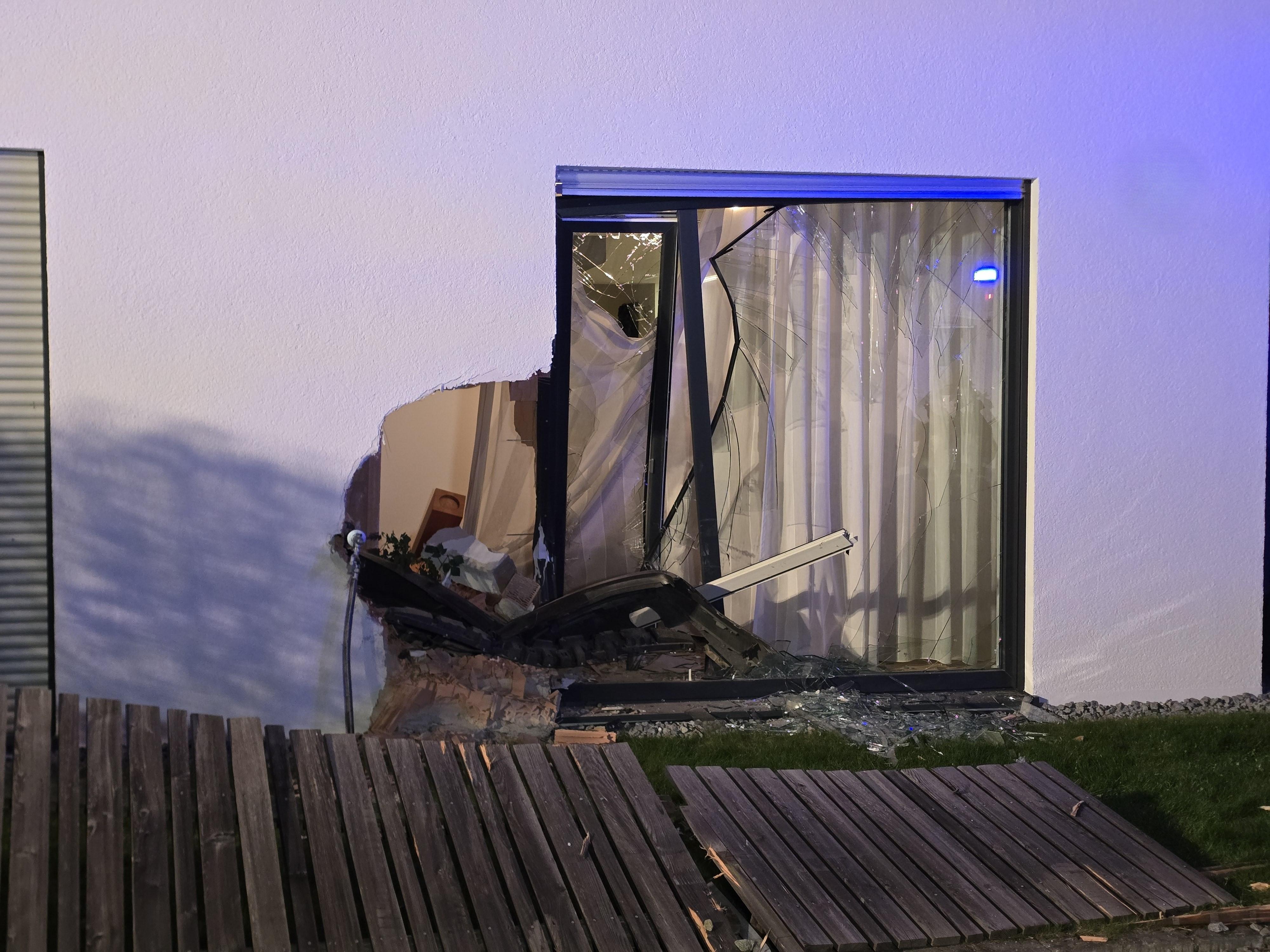 Ein Autofahrer hat am Montagabend ein Loch ins Haus seiner Nachbarn gefahren.