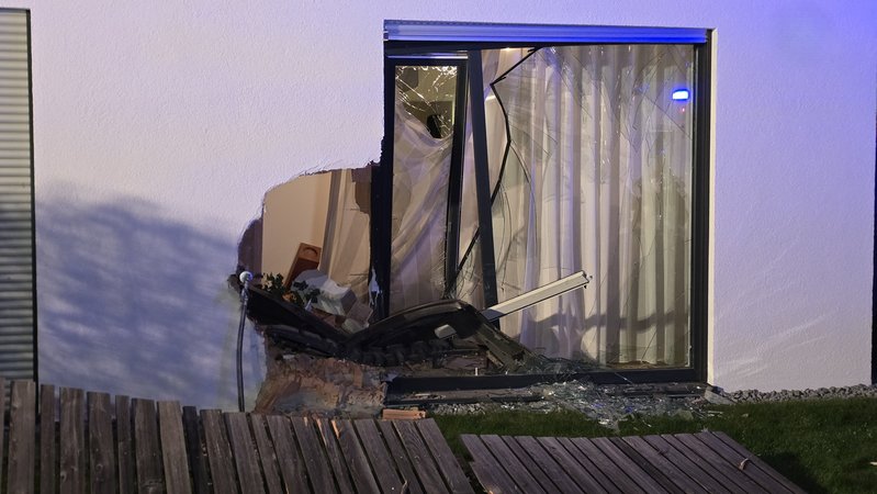 Ein Autofahrer hat am Montagabend ein Loch ins Haus seiner Nachbarn gefahren. | Bild: vifogra Ein Autofahrer hat am Montagabend ein Loch ins Haus seiner Nachbarn gefahren.