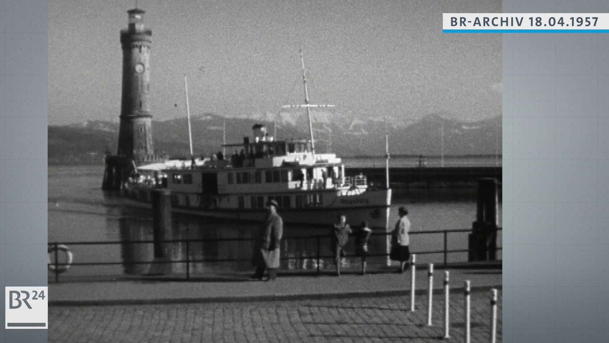 Lindauer Hafen mit einem Passagierschiff im Vordergrund und den Alpen im Hintergrund